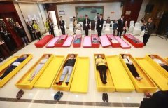 重庆女大学生躺棺材体验死亡 落泪感叹生命不易