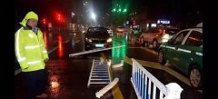  重庆南川一轿车被“钉”在路中央