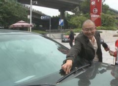 重庆主城一隧道涂层脱落 水泥块砸中轿车