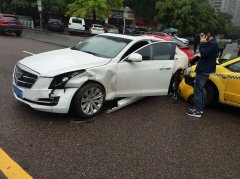 怕上班迟到 凯迪拉克司机撞上出租车