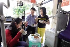 公交夫妻档上了12年“对班” 经常碰不到面