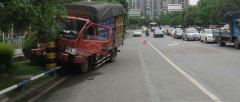 都是司机抠门惹的祸 大货车“怒吻”上电线杆