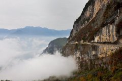 重庆村民自发凿出悬崖天路