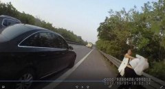 两小伙将车停到高速路边干架