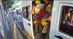 核载6人的小型普通客车 竟塞进了整整40人