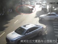 重庆一女司机没拉手刹小车滑行 民警徒手抵车