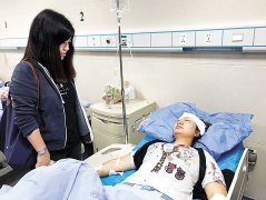 重庆两姑娘走在大路上天降玻璃受了伤 一个直接瞬间被砸晕