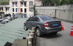 太紧张！女司机在五里店猛踩油门撞破护栏悬半空，一下出脱15万！