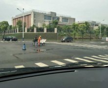 重庆一轿车撞上垃圾车 轿车司机当场死亡后排乘客吐血