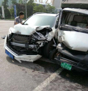 重庆万州南滨路两车相撞多人受伤