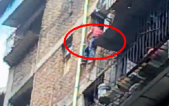 重庆这“瘾君子”被围，慌不择路，冲到居民楼就要跳