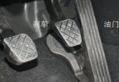 重庆一驾驶员错把油门当刹车 撞翻了10余米隔离护栏