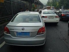 重庆一玛莎拉蒂路上被罚200元扣证1个月