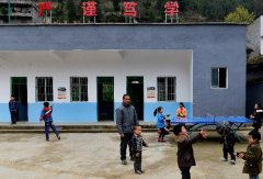 两间教室，两位年过50的老师，支撑起了这所山里的小学