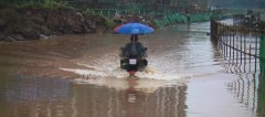 一场暴雨之后  公路变成了小河