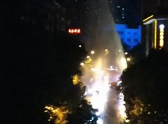 主城一马路秒变“喷泉池” 水流冲出几层楼高