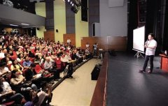 央视主持人朱军现身重庆大学作演讲