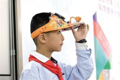 奶奶腿脚不便 重庆一小学生为其设计出智能拐杖