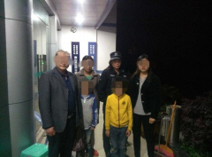 两小学生打游戏错过回家的公交  在路边冷风中相互依偎睡着了