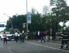 重庆万州两车“亲吻”满是伤