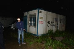 重庆一男子雇吊车偷集装箱 因忘擦掉招租电话被抓