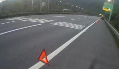 重庆一司机高速路上爆胎后竟摆3个警示牌