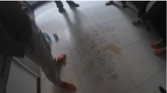 重庆大足一小伙在门前写血书竟为见女友