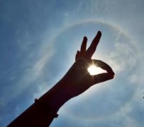 重庆綦江上空现神秘七彩光圈