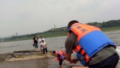  江边玩耍遇涨水 3男女被困堤坝