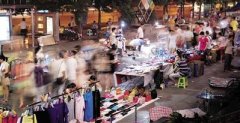 闺蜜俩在夜市卖衣服收入超白领