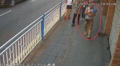 重庆一大叔路边顺手偷只猫送给陌生妹儿