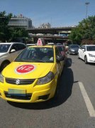 出租车后溜撞上奔驰 反诬对方追尾
