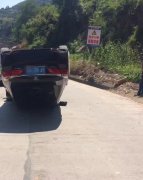 小轿车速度过快翻了个“四脚朝天”