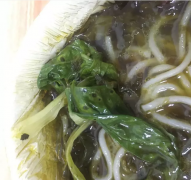 点了两碗粉青菜破洞又发黄 重庆一砂锅店被吐槽