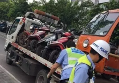 乱停乱放忍无可忍 重庆璧山交巡警出动