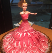 重庆现“牛肉芭比”下火锅 神画风毁童年