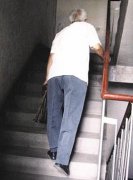 重庆一婆婆听信膝盖痛就天天去爬楼 结果情况更坏了