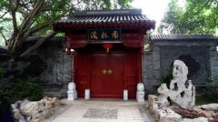 重庆一大爷喝醉上厕所睡着 被锁公园公厕内