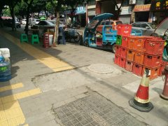 重庆江津一盲道被挖断留下个坑 市民：一不小心会被坑