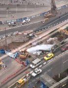 四公里枢纽站外一水管爆裂 水花四溅似喷泉