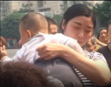 重庆一小区高空坠物有点凶 一袋果核砸中婴儿