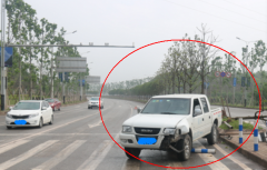 重庆一司机开车抢红包撞车 抢了2元赔了1.8万