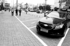 深夜叫邻居挪车被拒 重庆一男子一掌打凹邻居车灯