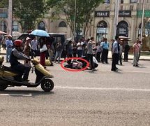 重庆一女子邀人看房 遭遇另一楼盘保安脚尖拳头