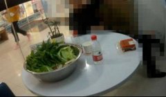 重庆一男子买来火锅底料煮开后发苦 端着一盆菜到超市讨说法