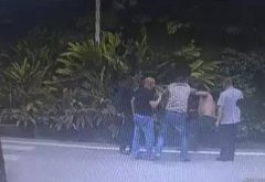 重庆一名醉酒中年男子 被4个大汉围着殴打