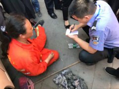 重庆江津一店主丢垃圾 还打环卫工人