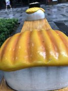 重庆街头现巨型“热狗和寿司” 画风奇特看完就饿了