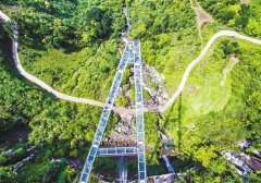 重庆一景区“天空悬廊”惊险刺激 创下吉尼斯纪录