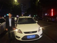 人家酒驾他靠过去凑热闹 结果自己也遭查